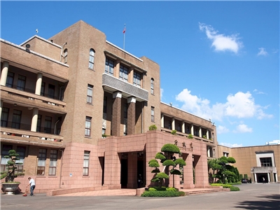 因應颱風白海豚逐漸接近台灣，行政院長卓榮泰今天(6日)指示相關單位針對高災害潛勢區加強預防性整備。行政院大樓。(圖:維基百科/CC BY-SA 3.0)