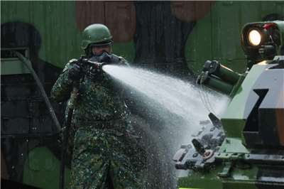 官兵進行車輛消除作業。(軍聞社提供)
