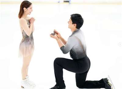 日本花式滑冰「璃來龍」三浦璃來與木原龍一23日驚喜宣布訂婚。兩人分別在Instagram公布喜訊，搭配木原龍一跪在冰上求婚的照片。(IG@Riku Miura)