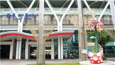 台鐵員林火車站前廣場展示的藝術品高跟鞋(右)是草間彌生在台灣唯一一件火車站展示的公共藝術品。(圖：彰化觀光旅遊網)