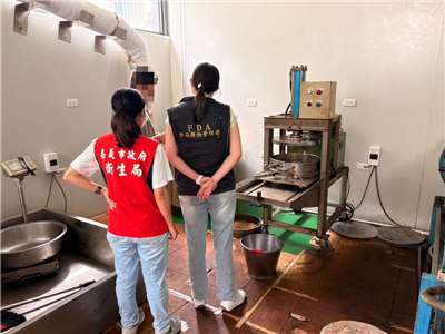 食藥署與嘉義市衛生局赴製造商統購公司實地調查。(食藥署提供)