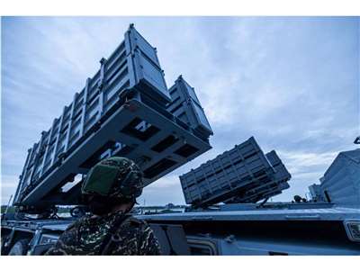 海軍濱海作戰指揮部所屬機動飛彈發射車抵達戰術位置後執行接戰程序 (軍聞社提供)
