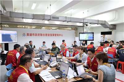 高雄市與屏東縣今日(6日)率先展開「2026年城鎮韌性演習」兵棋推演，模擬戰時及複合式災害情境，檢視地方政府面對突發狀況的應變能力。圖為高雄市2026城鎮韌性演習6日進行兵棋推演 （圖：國防部提供）
