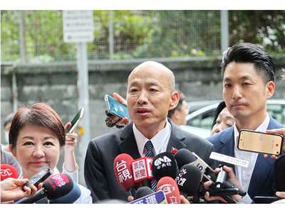 立法院長韓國瑜(中)20日受訪表示，行政院長卓榮泰將副署權武器化拿來反對立法院；圖左為台中市長盧秀燕，右為台北市長蔣萬安 (央廣記者王照坤 攝)