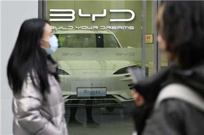 中國電動車龍頭比亞迪上半年財報顯示，境外營收占比達52.57%，首次超越中國本土市場。(檔案照)
