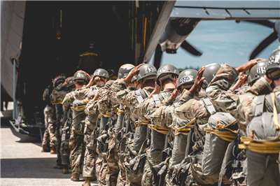美國陸軍26日宣布，計劃在5個軍事基地建置微型核反應爐，打造不依賴商用電網的可靠電力來源。圖為美軍士兵。(FB@U.S. Army)