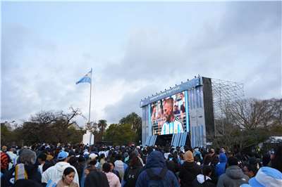 FIFA世界盃足球賽期間，身著國家隊球衣、揮舞國旗的阿根廷球迷，在首都布宜諾斯艾利斯的大螢幕上觀看阿根廷與西班牙的世界盃決賽直播。(AFP)