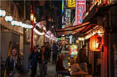 受到食材與營運成本飆升以及日本消費文化改變影響，日本居酒屋陷入營運壓力，上半年倒閉家數創下歷年同期新高，其中有九成都是小型居酒屋。圖為東京新宿一處居酒屋地帶。(AFP)