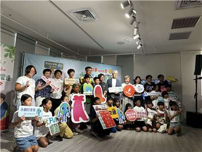 多個公民團體和小朋友們28日一起宣告，2026大FUN凱道活動將於9月19日登場，歡迎大小朋友一起參加。(楊雨青攝)
