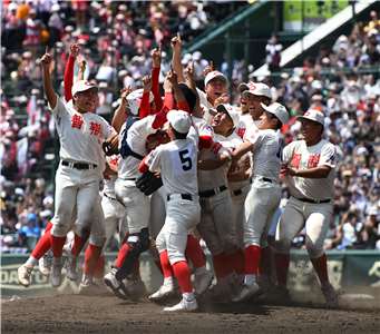 夏季甲子園決賽，智辯和歌山高中今天以「逆轉你的逆轉」之姿，終場4比3險勝群馬縣的高崎健大附中(簡稱健大高崎)，拿下隊史第4座甲子園冠軍。(AFP)