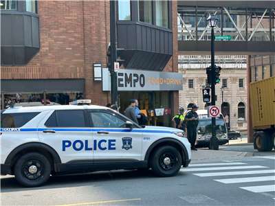 加拿大警方11日指控一名男子對美國駐哈利法克斯領事館發出炸彈威脅。圖為警方一度封鎖相關區域。
