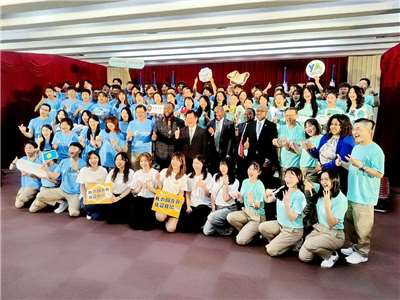 外交部長林佳龍12日主持「國際青年大使」授旗與「國合會校園大使」授證典禮，期許每位青年大使都能自信代表台灣 (央廣記者王照坤 攝)