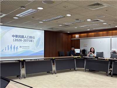 國發會人力發展處處長謝佳宜說明最新「中華民國人口推估（2026年至2075年）」。(楊文君 攝)