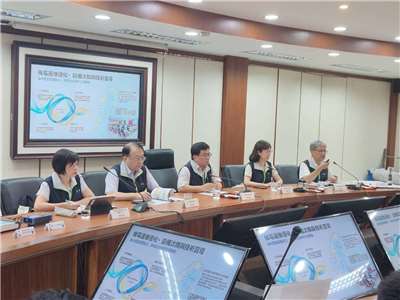 台電18日於經濟部舉行「地下線路更新」記者會。早期建置的地下線路陸續進入更新階段，區域供電能力也須同步調整，台電盤點六都優先改善區域，橫跨18個行政區，推動地下線路更新計畫，強化城市電力韌性。(圖：台電官網)