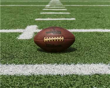一項研究指出，在2016年至2021年過世的前美國國家美式足球聯盟(NFL)878位球員中，有235位捐贈大腦，其中有215位診斷出患有不同階段的「慢性創傷性腦病變」(CTE)。示意圖。(Dave Adamson / Unsplash圖庫)