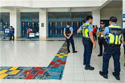 菲律賓南部的私立三寶顏雅典耀大學(Ateneo de Zamboanga University)附設學校18日發生校園槍擊案，造成2人死亡，警方獲報後，趕往現場調查。