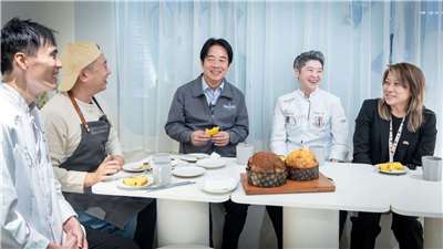 賴總統日前拜訪世界盃聖誕麵包大賽台灣隊隊長Chef Lai經營的甜點店。