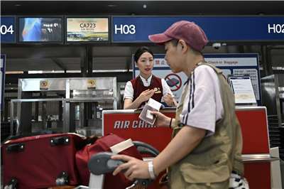 一名旅客在北京首都國際機場辦理中國國際航空公司CA723航班的登機手續。該航班由中國商用飛機有限責任公司(COMAC)生產的C919飛機執飛，目的地為蒙古國烏蘭巴托。(AFP)