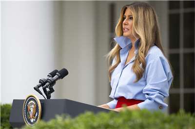 美國第一夫人梅蘭妮亞（Melania Trump）20日在白宮玫瑰花園主持一場公益活動。