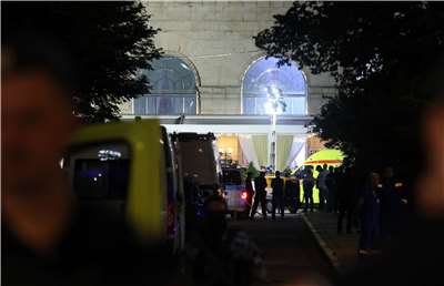 俄羅斯莫斯科市中心一家餐廳發生爆炸，執法人員和緊急救援人員在現場進行救援。 (路透社/達志影像)