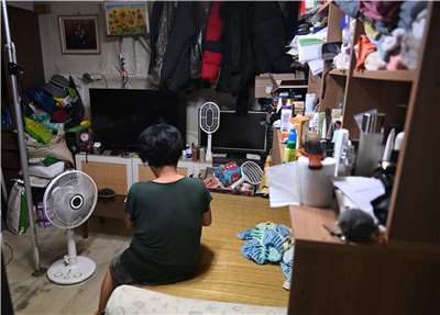 首爾江南貧民窟「九龍村」居民暑熱難耐。