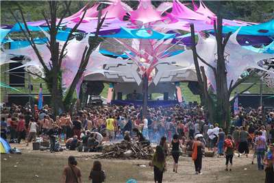 匈牙利奧佐拉音樂節(Ozora Festival)由於意外頻傳，主辦單位宣布提前結束，圖為往年活動的盛況。(維基百科)