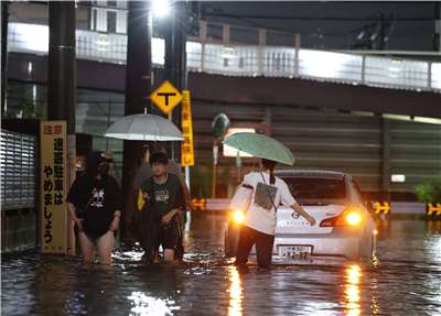日本千葉縣13日晚間遭遇破紀錄豪雨，重創交通網。