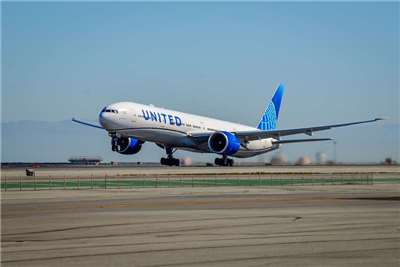 聯合航空UA872航班24日上午通報回航，因飛航作業需求空中放油約20分鐘，於11時57分安全降落桃機，經確認左側主起落架第4號輪胎爆胎。(非當事航班)。資料照。(聯合航空提供)