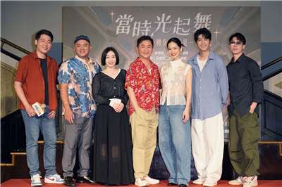 全民大劇團《當時光起舞》主要演出包括(左起)林斌、王鏡冠、蔡燦得、湯志偉、曾之喬、涂善存、呂紹齊。(全民大劇團提供)