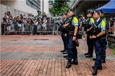 已解散的香港支聯會及其前主席李卓人、前副主席鄒幸彤，被控「煽動顛覆國家政權罪」案，21日吸引大批媒體聚集在西九龍法院採訪。