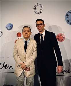 法國在台協會在官方臉書貼出前任法國駐台代表龍燁(Franck Paris)與黃崇仁的合照指出，黃崇仁是台灣取得輝煌成就的關鍵人物，也是法國文化的好夥伴、法台科技緊密合作的重要推手。(法國在台協會臉書)