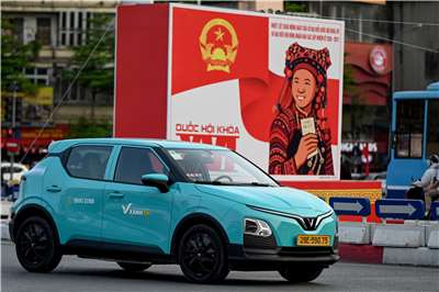 河內市區街上滿是越南最大企業集團Vingroup旗下的VinFast汽車。