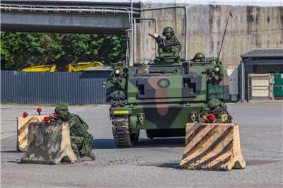 第二作戰區實施實施戰略物資接轉，作戰部隊操作CM21裝甲運兵車，採用步戰協同方式，模擬掃蕩與肅清港區內敵軍。(國防部提供)
