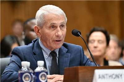 美國前首席傳染病官員佛奇(Anthony Fauci)2026年7月29日出席參議院聽證會行使緘默權，拒絕回答有關COVID-19大流行的問題。資料照片。