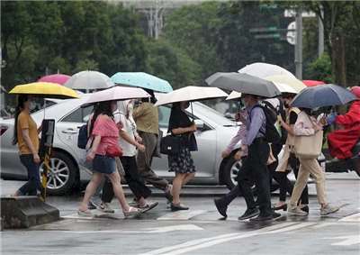 中央氣象署指出，27日西南風影響，南部地區有局部短暫陣雨或雷雨。 (圖：中央社)