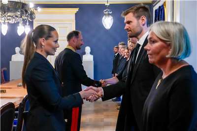 挪威新國王哈康八世（Haakon VIII）(左二)即位，隨即在臨時內閣會議，接見政府官員。