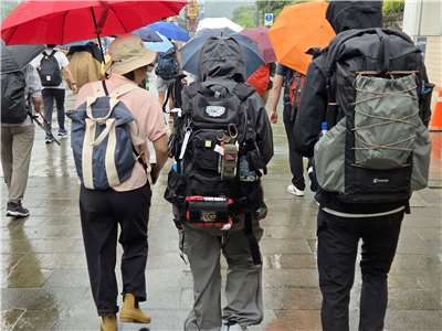 滂陀大雨的週日下午，松信自訓團仍繼續負重登山訓練，標準為體重的15%。(饒辰書 攝)