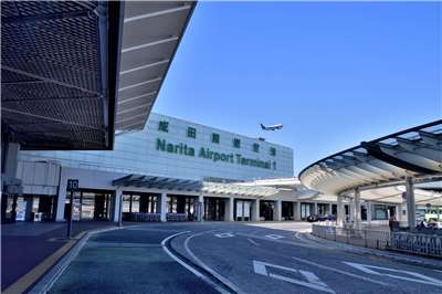 一架馬來西亞航空客機20日傳出冒煙事件， 成田機場關閉部分跑道，以利安全檢查。圖為成田機場。資料照片。(FB@Narita Airport)