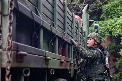 官兵實施機動運補作業車輛檢整。（圖：國防部提供）