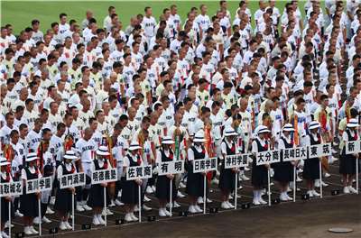 日本兵庫縣西宮市甲子園球場舉行的第108屆全國高中棒球錦標賽5日開幕，開幕式上所有球員們默哀悼念2026年熊本地震的罹難者。(AFP)