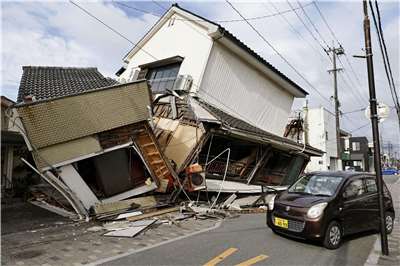 日本熊本縣28日下午發生規模7.1地震，造成嚴重災損，台灣企業紛紛響應捐款賑災。圖為熊本縣八代市建築物倒塌。(RT/達志影像)