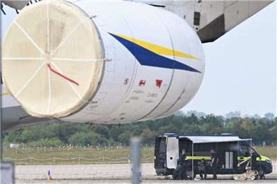 警務技術人員正在萊比錫－哈雷機場附近一架烏克蘭飛機旁準備部署爆炸物處理機器人。(AFP)