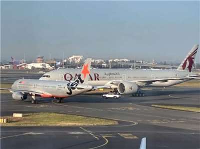 一架捷星航空客機9日早上正滑行準備飛往黃金海岸(Gold Coast)，機師被迫緊急煞車，以避免撞上一架卡達航空(Qatar Airways)客機。(X@9of3)