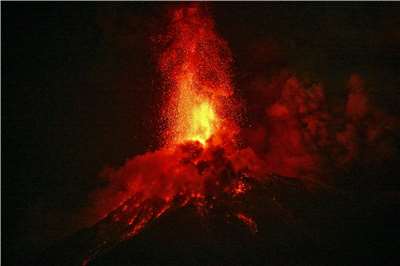 「火峰」火山於當地時間3日上午噴發，傍晚時威力逐漸增強，大量氣體噴到約6公里的高空中，滾滾岩漿不斷沿山坡流下。