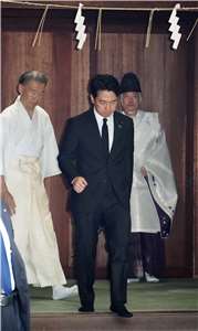 日本終戰紀念日81週年，儘管首相高市早苗沒有前往爭議性的靖國神社參拜，而是獻上了祭祀費，但防衛大臣小泉進次郎(圖中)則是與多名自民黨高階幹部則親赴參拜。(AFP)