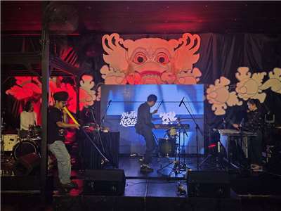 「Taiwan Beats峇里島之夜」22日晚間在BIJI world登場，台灣音樂人草本藥師與峇里島音樂人開Jam開開了。(江昭倫 攝)