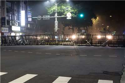 憲兵衛戍指揮部13日清晨於光復橋台北市端路口，執行「阻絕暨反資敵整備練」，驗證衛戍中樞之縱深作戰能力。(楊仁翔 攝)