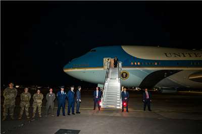 美國總統川普(Donald Trump)7月8日北約峰會期間，據傳藏身在機場餐飲卡車內秘密離開「空軍一號」。(圖:X@WhiteHouse)