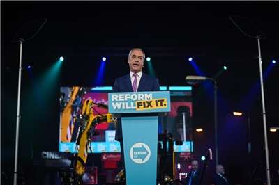 英國改革黨黨魁法拉吉(Nigel Farage)14日在一場罕見的國會補選中勝出，重新奪回國會席次。檔案照。(FB/@TheReformPartyUK)