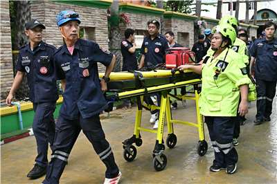 泰國暖武里省一所學校7日發生槍擊案，造成嚴重死傷，圖為事發後，醫護人員在現場進行緊急救援工作。